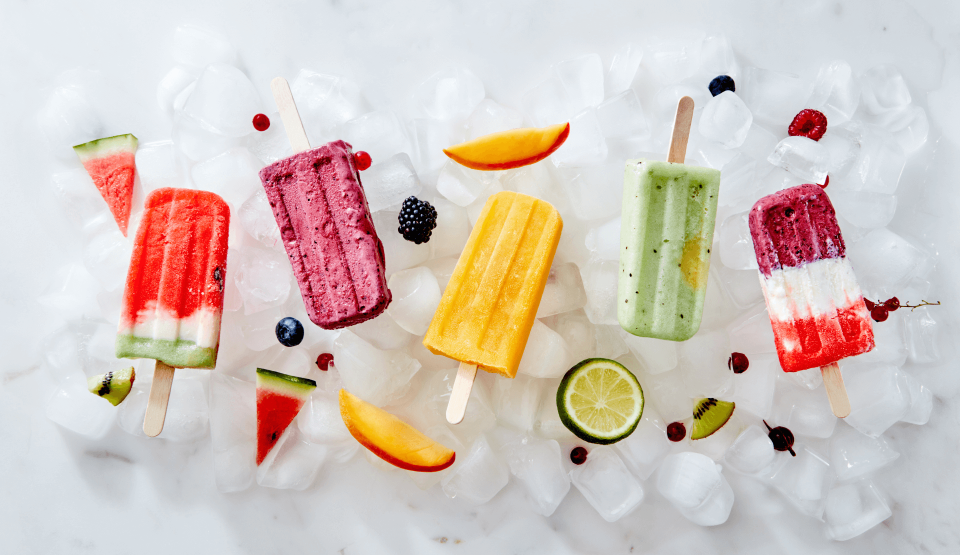 buntes eis auf eiswürfeln