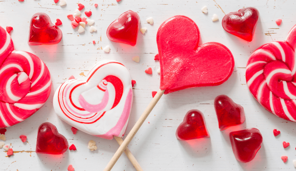 Bunte Herzlutscher und Süßigkeiten als Sinnbild für die süße Verheißung der KI-Suchmaschinen