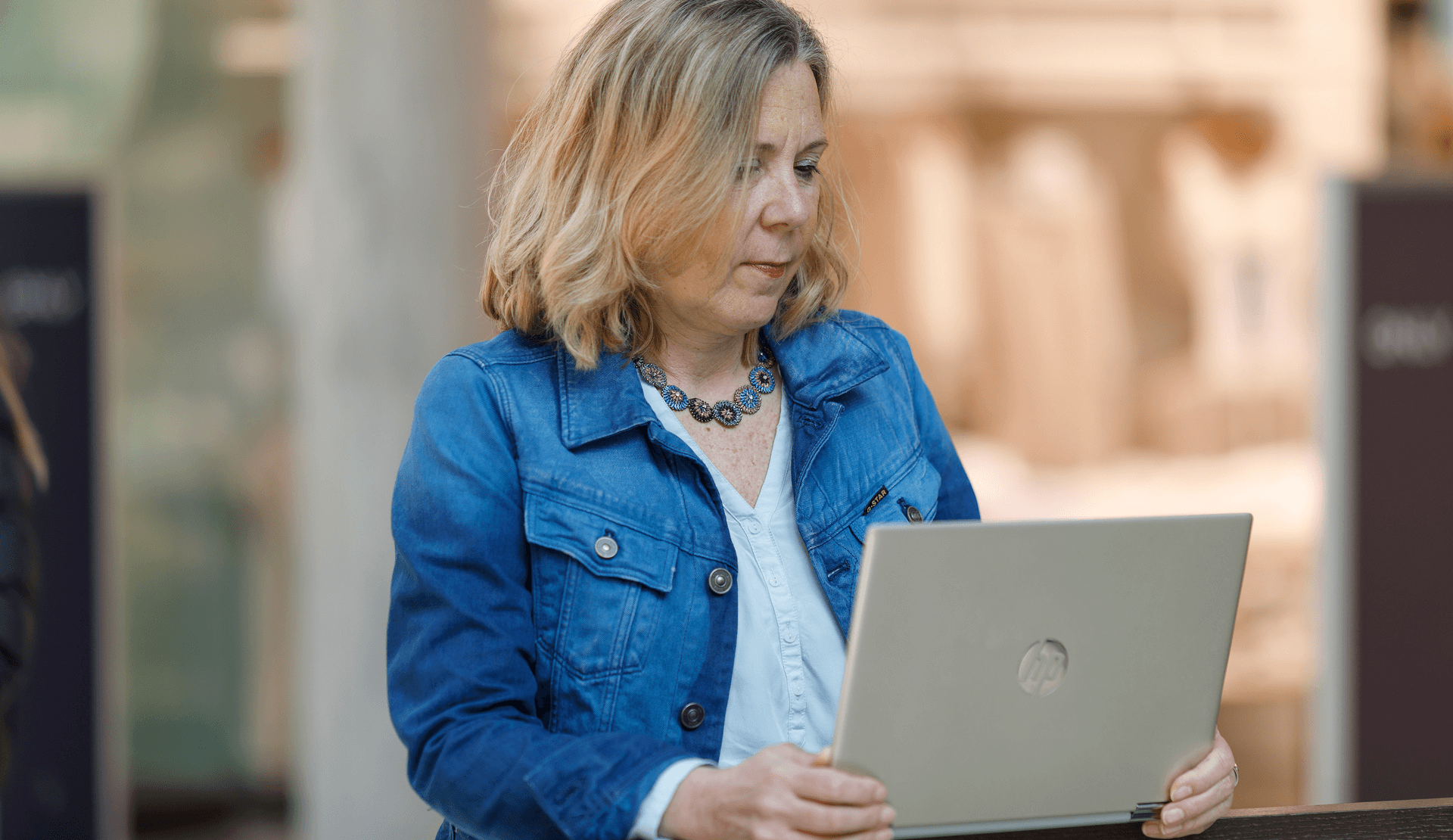 Nicole Bender arbeitet an ihrem Laptop in einem Café