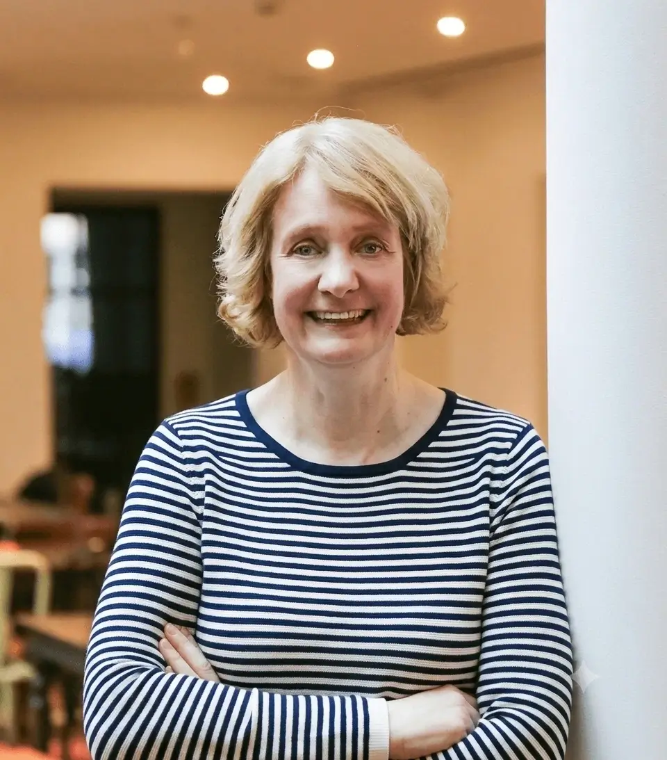 Peggy Zöllner lächelnd mit verschränkten Armen, Expertin für Website-Sichtbarkeit und SEO für soloselbständige Frauen